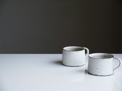 两个白色的陶瓷杯
